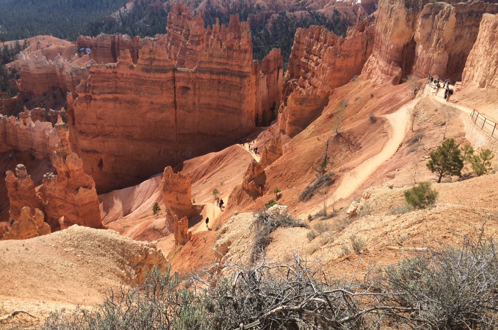 Bryce Canyon National Park - Hikers descend into the canyon